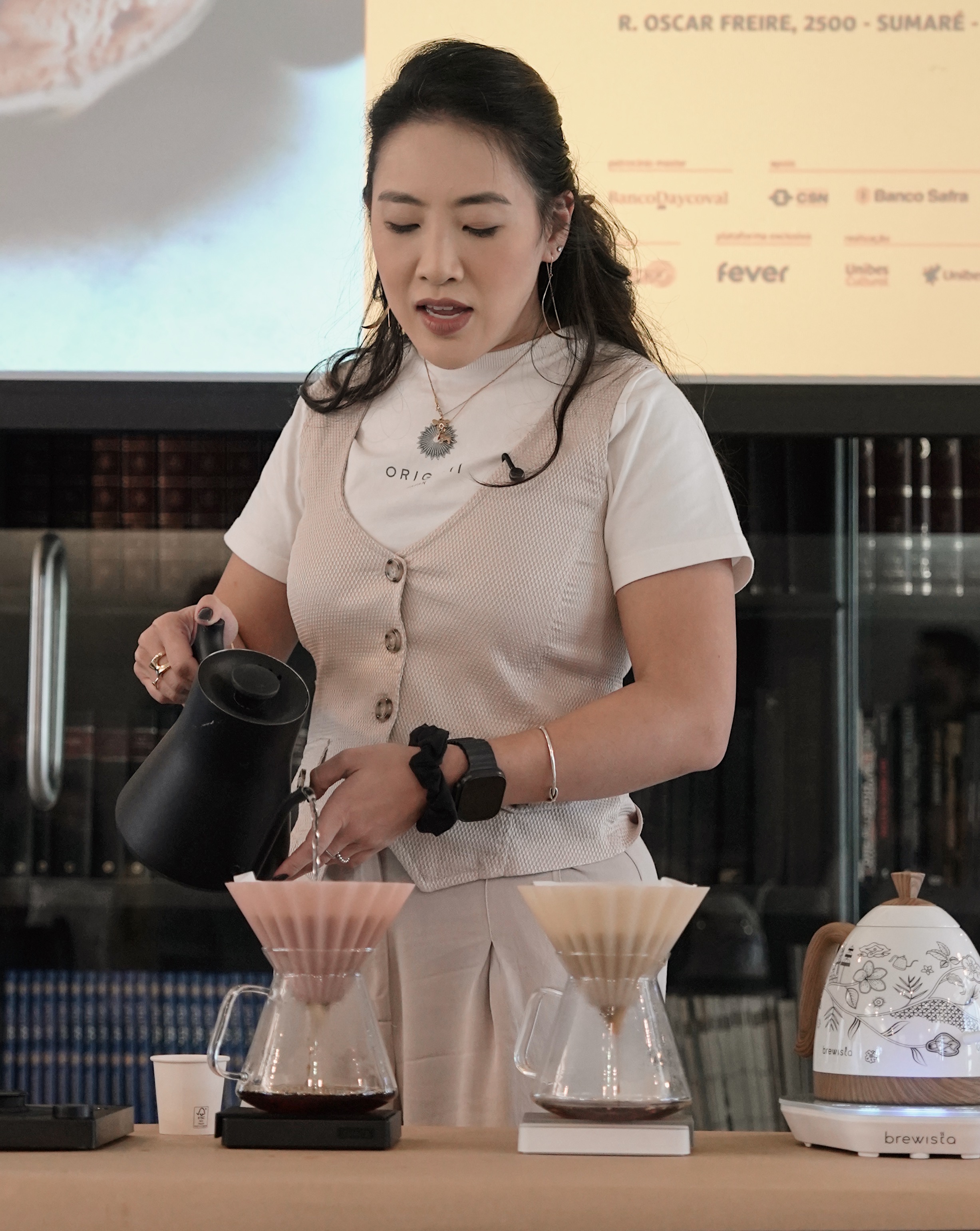 Mulher preparando caf� no V60